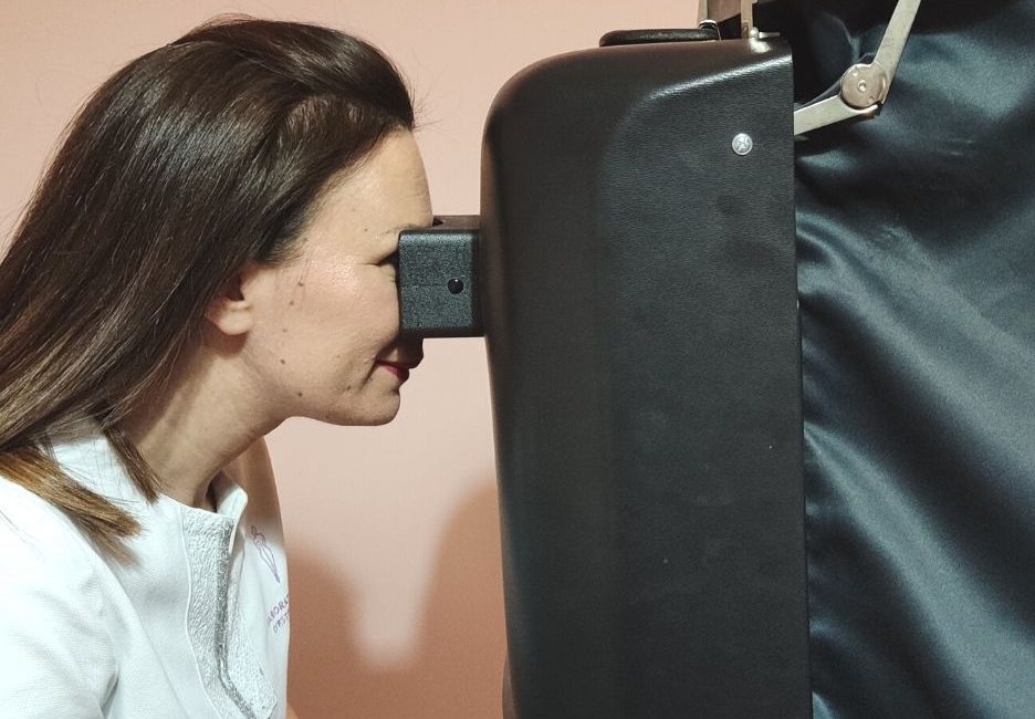 Check Up con lampada di wood